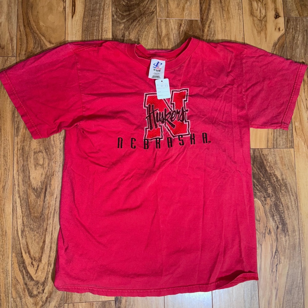 Logo Athletic Nebraska Huskers T-Shirt Red Mens‎ Medium NWT Vintage Style NCAA
